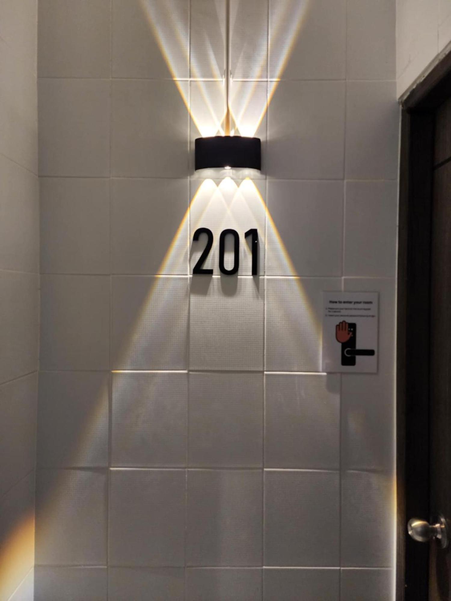 Lo-Ha Guest House, Contactless Check-In Банкок Екстериор снимка