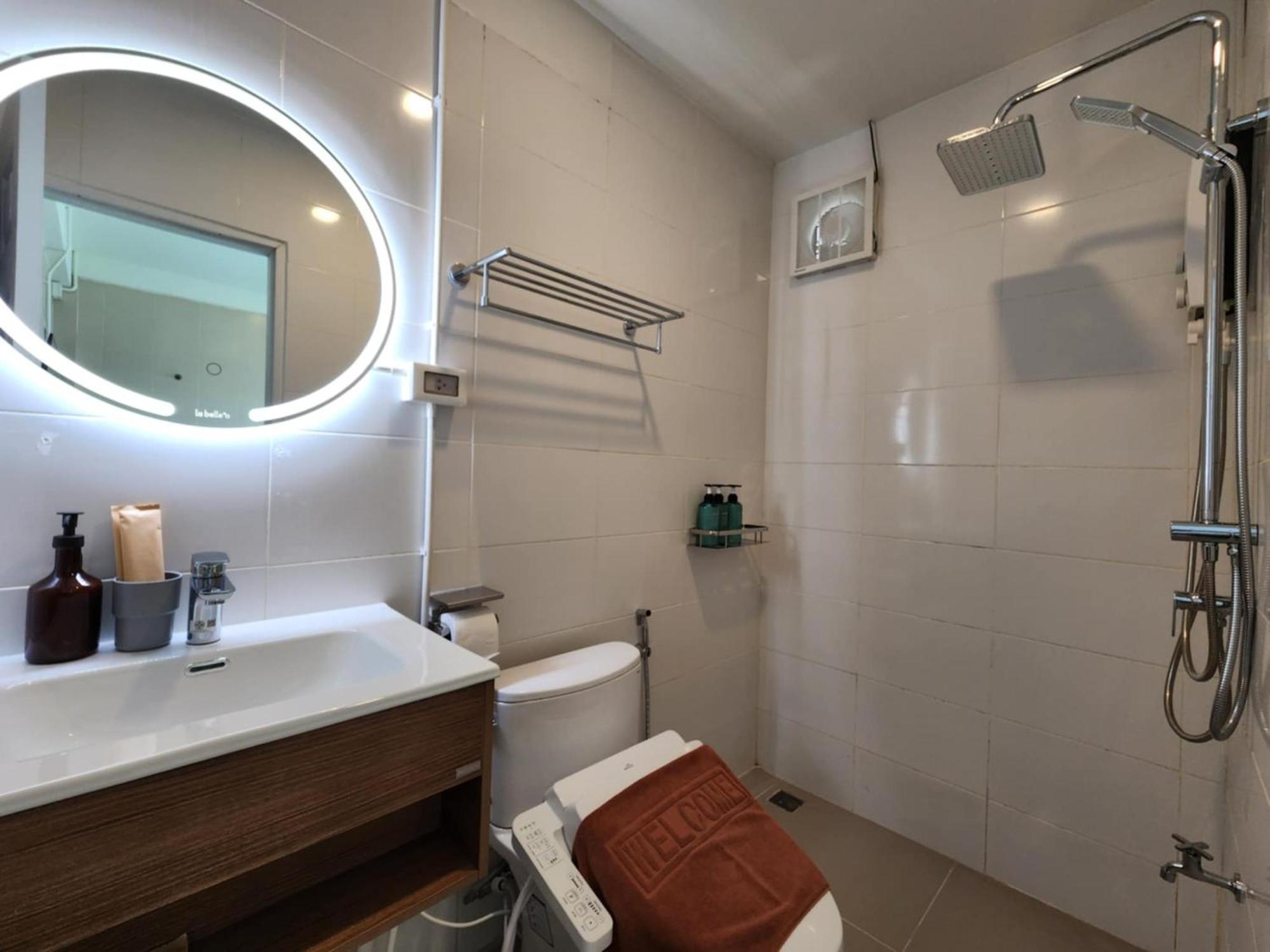 Lo-Ha Guest House, Contactless Check-In Банкок Екстериор снимка